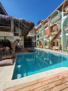 una piscina frente a un edificio en Happiness Hostel Boracay en Boracay