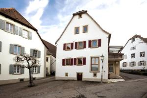 un grupo de edificios blancos con ventanas rojas en Villa Vanilla im Burgdorf 11 P., 