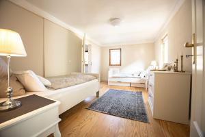 1 dormitorio con 1 cama y escritorio con lámpara en Villa Vanilla im Burgdorf 11 P., 