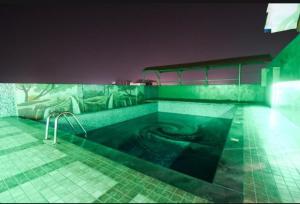 La salle de bains spacieuse est pourvue d'une grande baignoire. dans l'établissement Goroomgo Hotel Blue Royal Swimming Pool Hotel Near DN Regalia Mall, à Bhubaneswar