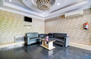 - une salle d'attente avec deux canapés et une table dans l'établissement Goroomgo Hotel Blue Royal Swimming Pool Hotel Near DN Regalia Mall, à Bhubaneswar