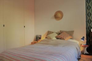 a bedroom with a bed with pillows on it at Casa Julia, maison familiale in Forcalquier