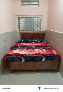 1 dormitorio con 1 cama con edredón rojo en Shree shiv tara guest house, en Ujjain