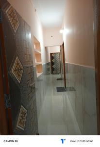 - un couloir d'un bâtiment avec une chambre avec des bouteilles de vin dans l'établissement Shree shiv tara guest house, à Ujjain