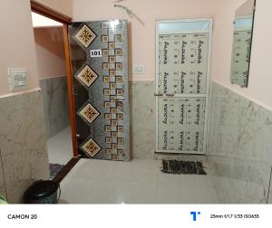 y baño con ducha con pared. en Shree shiv tara guest house, en Ujjain