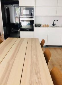 a wooden table in a room with a kitchen at Duplex en el centro de Alicante in Alicante +9 photos