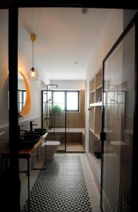 a bathroom with a sink and a toilet and a mirror at Duplex en el centro de Alicante in Alicante