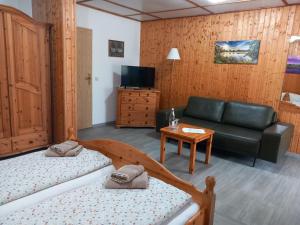 ein Wohnzimmer mit 2 Betten und einem Sofa in der Unterkunft Storchennest Spreewald in Vetschau