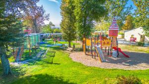 un parc avec une aire de jeux avec un toboggan dans l'établissement Camping Le Parc de Paris, à Villevaudé