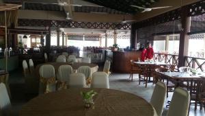 Restoran ili drugo mesto za obedovanje u objektu Rompin Beach Resorts