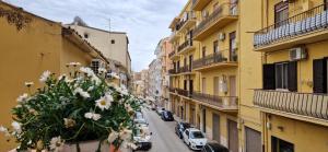 阿格里真托的住宿－Gocce di Girgenti - comfort suites，享有拥有建筑和鲜花的城市街道的景色