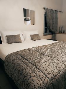 馬泰利卡的住宿－Boutique Hotel Casa Grimaldi，一间卧室,卧室内配有一张大床