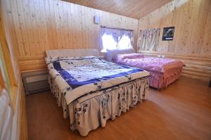 Postel nebo postele na pokoji v ubytování 桃花源農莊
