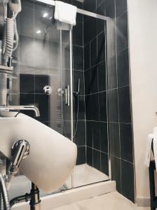 馬泰利卡的住宿－Boutique Hotel Casa Grimaldi，带淋浴和盥洗盆的浴室
