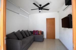 uma sala de estar com um sofá e uma ventoinha de tecto em Pacific Shores Retreat & Getaway em Nuevo Vallarta 
