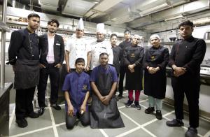 un gruppo di chef che posano per una foto in cucina di Stepstones Hotels and Inn-DLF PHASE 3 GURGAON a Gurgaon