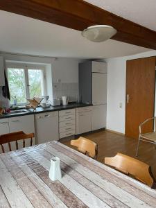 een keuken met een houten tafel en een eetkamer bij Wohnung Apartments Beny in Bad Bellingen