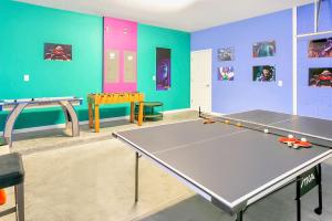 una sala de ping pong con mesa de ping pong en 10BR Luxury Home Near Disney w Pool & Games Room, en Kissimmee
