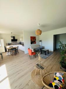 ein Wohnzimmer mit einem Sofa und einem Tisch in der Unterkunft Appart T4 85m2 spacieux climatisation parking in Rodez