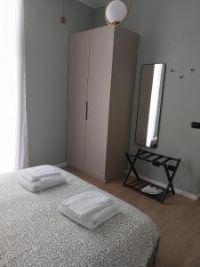 um quarto com uma cama com um espelho e uma cómoda em LaCasetta em Burago di Molgora