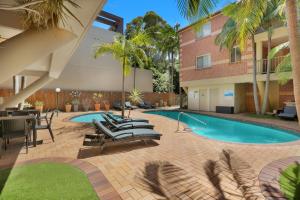 a courtyard with a swimming pool and a building at Terralong Terrace Apartments in Kiama