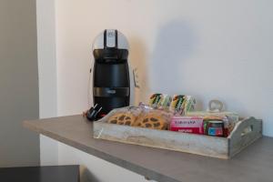 eine Kaffeemaschine auf einer Theke in der Unterkunft Sabbia & mare in Porto Torres