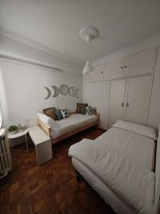 1 dormitorio con cama y sofá en a casa da Alicia, en Monforte de Lemos