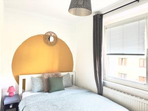 Schlafzimmer mit einem Bett und einem Fenster in der Unterkunft Charming Three Bedrooms apartment near Vienna Central Station in Wien