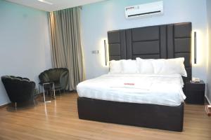 Un pat sau paturi într-o cameră la Tripletee luxury hotel