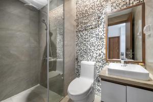 une salle de bain avec toilettes, lavabo et douche dans l'établissement Penthouse Duplex 4 bedrooms Ocean View, Rooftop Pool, à Đà Nẵng 23 autres photos