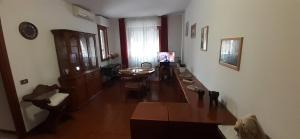 - un salon avec une table et une salle à manger dans l'établissement CASA AFFITTO Macchia Saponara, à Acilia