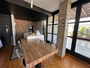 een eetkamer met een houten tafel en stoelen bij Designer Penthouse - Outdoor & Light in Castellón de la Plana