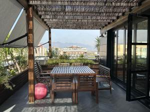 een tafel en stoelen op een balkon met uitzicht bij Designer Penthouse - Outdoor & Light in Castellón de la Plana