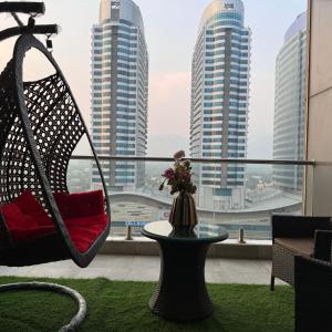 イスラマバードにあるHigh Rise Executive Apartments Facing Centaurus Mall Islamabadのハンモック付きの客室で、市街の景色を望めます。
