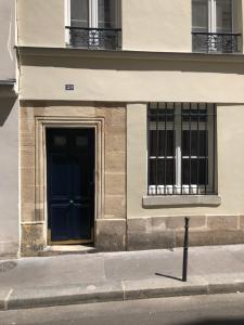 パリにあるLuxury studio design by KENZO with Jacuzziの青い扉のある通りの建物