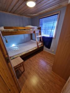 een kamer met 2 stapelbedden en een raam bij Hamrahöjden - panoramavy & närhet till fjället in Tänndalen