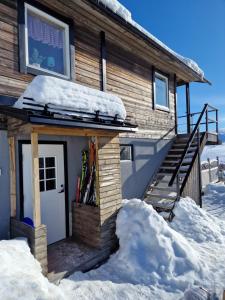 een hut met ski's op de deur in de sneeuw bij Hamrahöjden - panoramavy & närhet till fjället in Tänndalen