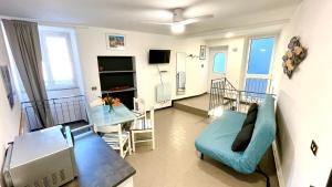 a living room with a blue couch and a table at La Scuna Apartments in Corniglia