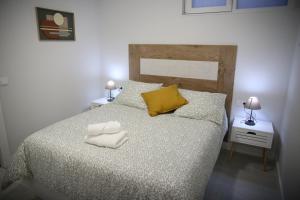 ein Schlafzimmer mit einem Bett mit zwei Handtüchern darauf in der Unterkunft E&R-2 Plaza España in Salamanca