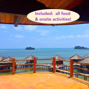 balcone con vista sull'oceano. di LooLa Adventure Resort a Teluk Bakau
