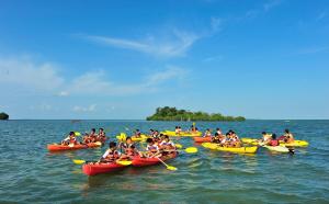 特魯克巴庫的住宿－盧拉冒險度假村，一群人划皮艇在水中