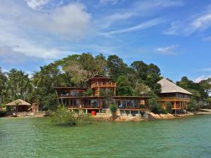 uma casa numa ilha na água em LooLa Adventure Resort em Telukbakau