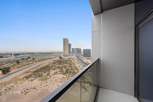een uitzicht op het strand vanuit een gebouw bij Charming and Spacious Studio in Dubai
