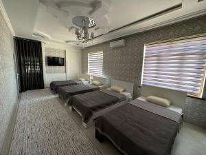 Una cama o camas en una habitación de Chashmasor Guest House