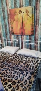 um quarto com uma cama de chita com um quadro na parede em Perea sea view em Perea