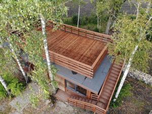 uma vista superior de uma casa de madeira na floresta em Lepikumäe Holiday Home with Sauna and Hot tub for up to 16 persons em Reina