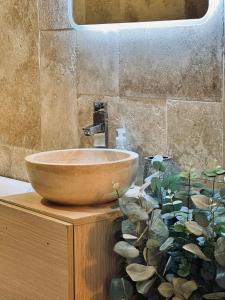 Luxury studio design by KENZO with Jacuzzi tesisinde bir banyo