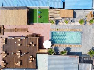 una vista aérea de un edificio con piscina en Chavi Beach - Coffee and Homestay en Bình Tú