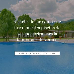 uma imagem de uma piscina de água com as palavras um paintida del proctor em Hotel Balneario Valle del Jerte em Valdastillas