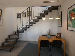 Zimmer mit einem Tisch und einer Treppe in der Unterkunft Scappo in Umbria, La Terrazza in Lugnano in Teverina